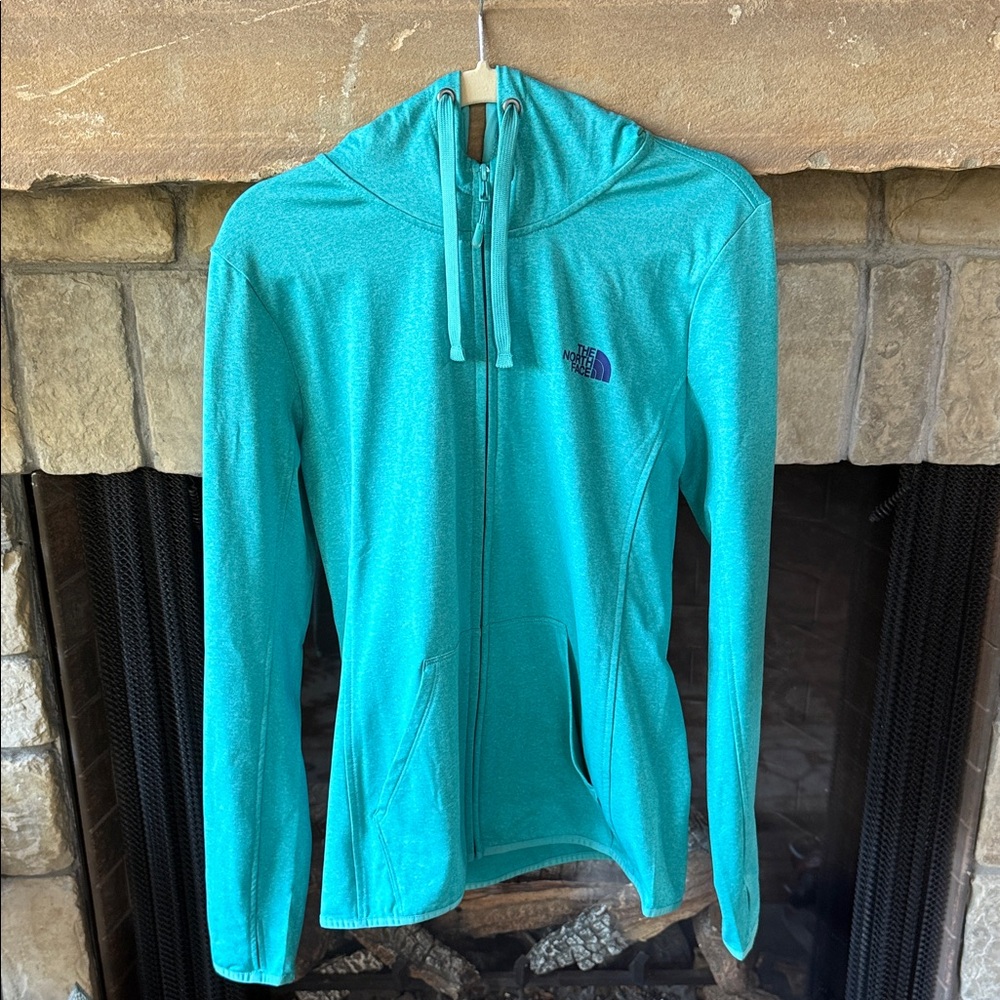 The North Face Light weight Women's Ski layer hood jacket in Teal. Large